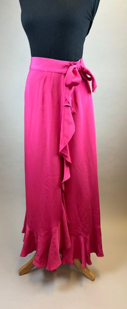 null BAZAR by CHRISTIAN LACROIX
Pink ruffled wrap skirt.
Approximate size: 34 (adjustable).
Slight...