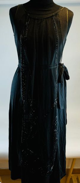 null CHRISTIAN LACROIX
Black dress adorned with a black tulle bandeau embellished...