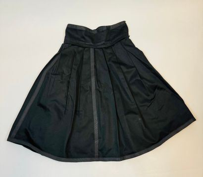 null CHANEL
Black cotton pleated skirt with pockets.
Approximate size: 34.
Good ...