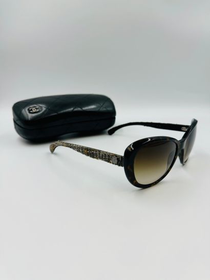 null CHANEL
Pair of tortoiseshell sunglasses with grey tweed temples.
With box and...