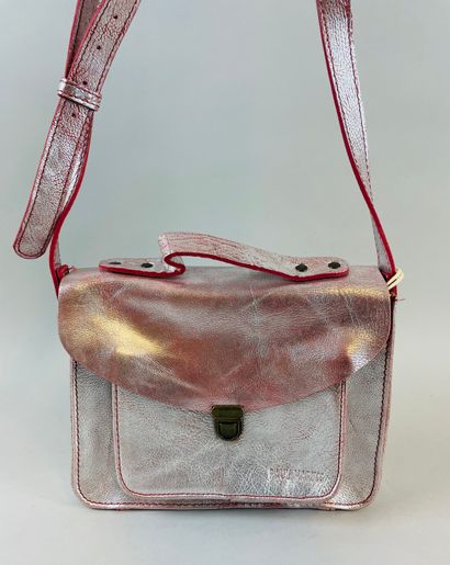 null PAUL MARIUS, Mademoiselle George
25 cm shoulder bag in iridescent pink leather,...