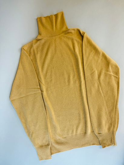 null BURBERRY
Camel cashmere turtleneck sweater.
Size 38.