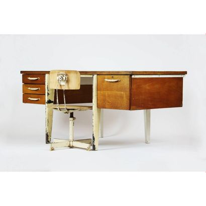  Jean PROUVÉ (19001-1984)
BS standard desk and chair 
Folded, white-lacquered sheet... Gazette Drouot
