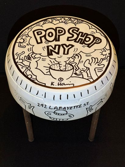  Keith HARING (1958-1990), after
Pop Shop NY
Black ink drawing on a stool. Bears... Gazette Drouot