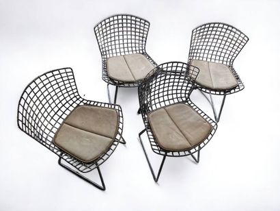  Harry BERTOIA (1915-1978) pour KNOLL
Suite de quatre chaises en métal et galettes... Gazette Drouot