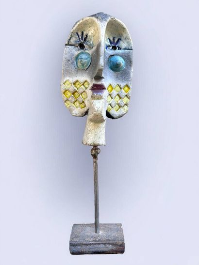  Roger CAPRON (1922-2006)
Visage féminin
Sculpture en raku émaillé présenté sur une... Gazette Drouot
