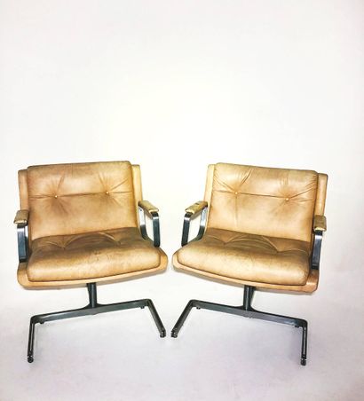  RAPHAEL (1912-2000)
Paire de fauteuils garnis de cuir capitonné crème 
46 x 73 x... Gazette Drouot