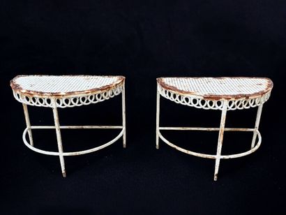  Mathieu MATÉGOT (1910-2001)
Paire de petites tables d'appoint demi-lune en métal... Gazette Drouot
