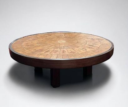  Roger CAPRON (1922-2006)
Table basse à structure en bois et plateau circulaire garni... Gazette Drouot