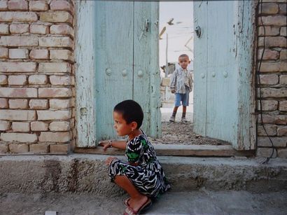 null Jean LE BOHEC (né en 1991). Enfants dans une ruelle de Boukhara. Impression...