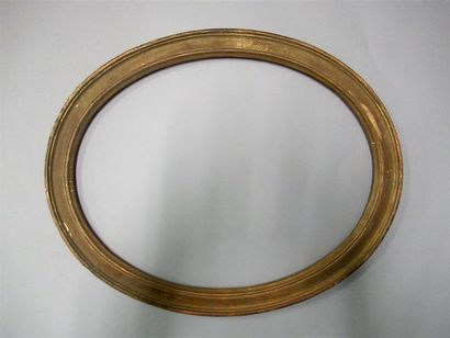 null Cadre oval en chêne mouluré doré, profil de méplat.
Epoque XVIIIème (voilé et...