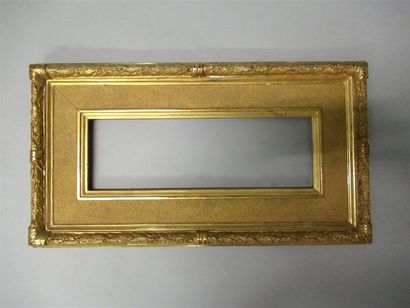 null Cadre en bois et stuc doré à décor de tore de laurier et plat sablé.
Epoque...