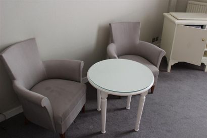 null Chambre 101

2 fauteuils tissu beige

Guéridon laqué de style Louis XVI
