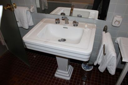 null Chambre 27: 1 lavabo (larg.: 76), 1 toilette