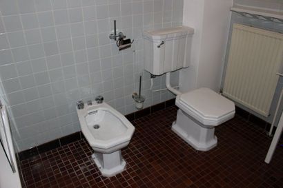 null chambre 12 : 1 bidet, 1 toilette