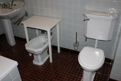 null chambre 14: 1 bidet, 1 toilette (en l'état et à démonter)