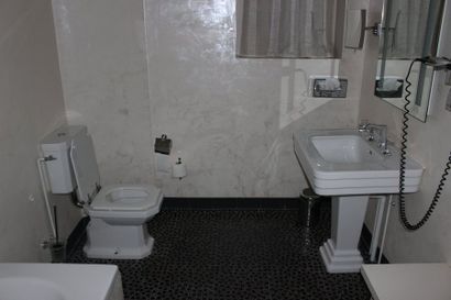 null Chambre 25: 1 lavabo (larg.: 76 cm), 1 toilette