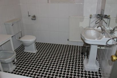 null Chambre 8 : lavabo, bidet, toilette et accessoires (à démonter) accidents