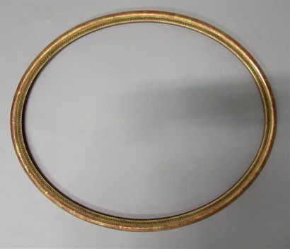 null Oval frame in wood and golden paste with rush profile and pearl motifs.
XIXth...