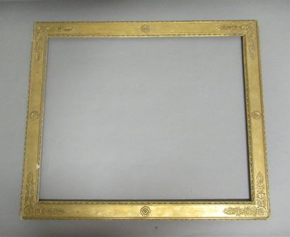 null Wooden and gilded paste frame decorated with friezes of spindles alternating...
