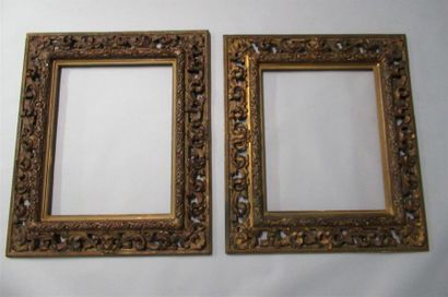 null Pair of wooden and bronzed stucco frames with inverted profile and acanthus...