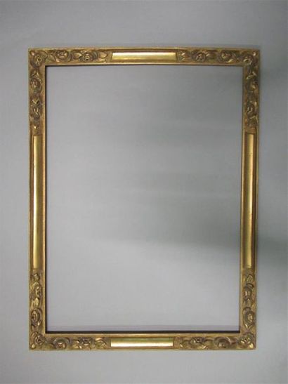 null Carved, gilded wood frame with flower and foliage decoration in ecoinson.
Art...