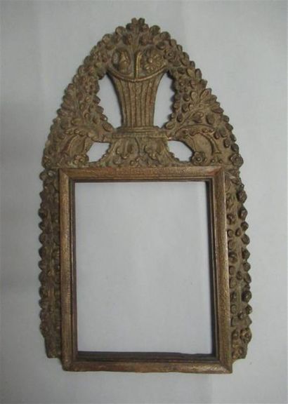 null Pediment frame in wood and papier maché, gilded in copper with stylized basket...