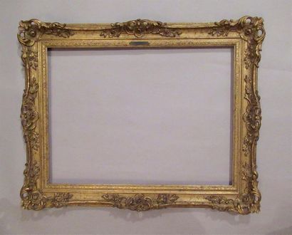 null Wooden frame and gilded stucco, patinated with flowers, acanthus leaves and...