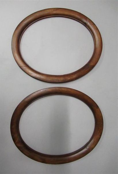 null Pair of oval frames in moulded natural wood, stained, waxed 
XXth Century
38...