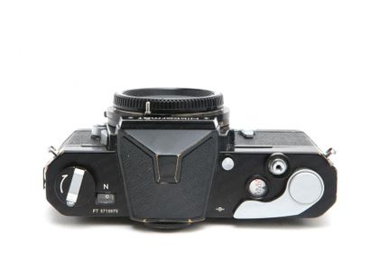 null APPAREIL PHOTOGRAPHIQUE. 
Ensemble de deux Nikon : boitier Nikon Nikkormat (noir)...