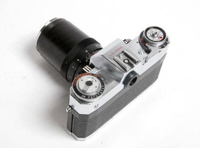 null APPAREIL PHOTOGRAPHIQUE. 
Boitier Contarex Super avec objectif Carl Zeiss Sonnar...