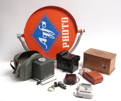 null * ACCESSOIRES. MATERIEL PHOTO. 
Ensemble divers. Plaque ronde "Agfa Photo"....