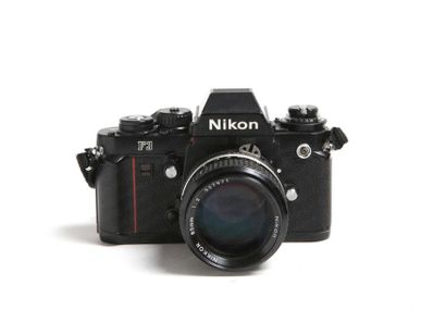 null APPAREIL PHOTOGRAPHIQUE
. Boitier Nikon F3 avec objectif Nikkor 2/85 mm (impuretés,...