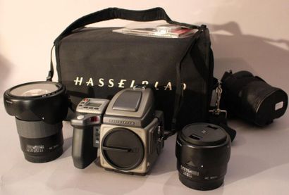 null APPAREIL PHOTOGRAPHIQUE ET OBJECTIFS. HASSELBLAD (NUMÉRIQUE). Important ensemble...