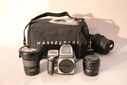 null APPAREIL PHOTOGRAPHIQUE ET OBJECTIFS. HASSELBLAD (NUMÉRIQUE). Important ensemble...