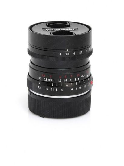 null APPAREIL PHOTOGRAPHIQUE. OBJECTIF.
Objectif Voigtländer Ultron 2/28 mm avec...