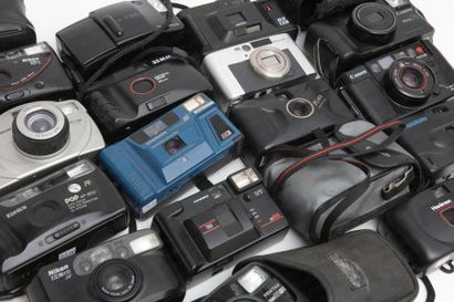 null APPAREIL PHOTOGRAPHIQUE. 
Important ensemble de plus de vingt appareils compacts...
