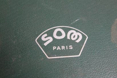 null * STEREO.
 Dans valise verte, appareil Stéréoscope "Som (Berthiot) Paris Type...