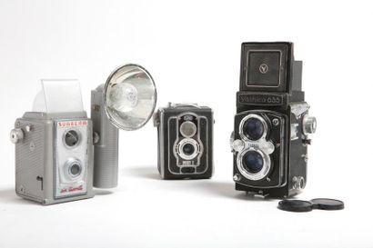 null * APPAREIL PHOTOGRAPHIQUE. 
Ensemble de trois appareils divers. Boitier Yashica-635...