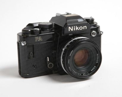 null APPAREIL PHOTOGRAPHIQUE. 
Boitier Nikon FA avec objectif Nikkor 1.8/50 mm (impuretés,...