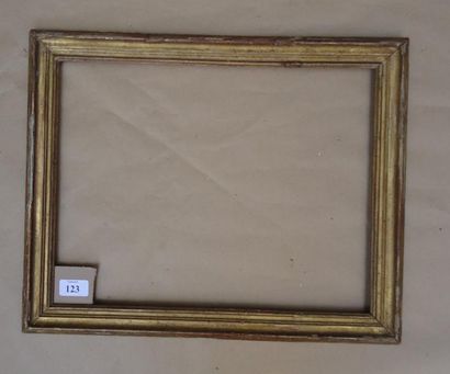 null Baguette en bois mouluré et doré Époque Louis XV (accidents) 31,8 x 41 cm -...