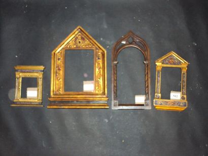 null Quatre cadres à tabernacle en bois sculpté peint, doré ou bois naturel de style...