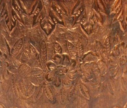 null Mesure à grain en cuivre étamé à décor de fleur en relief

XVIIIème

Haut.:...