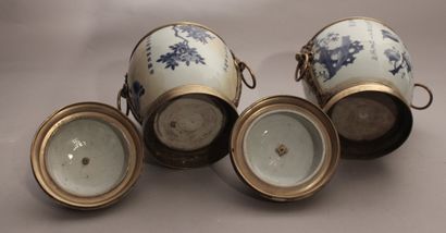 null Chine

Paire de pots couverts en porcelaine et bronze doré, la porcelaine à...