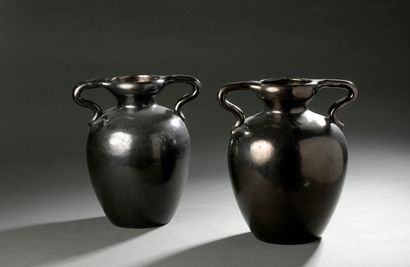 null Travail des années 60

Paire de vases à deux anses en céramique émaillée noire

Trace...