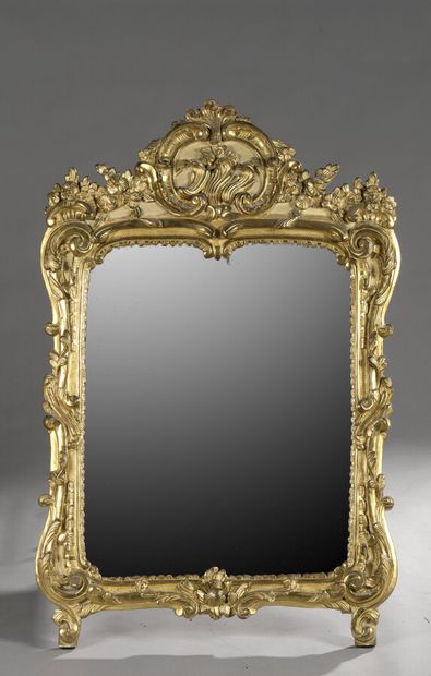 null Miroir en bois doré à décor de fleurs et volutes 

XVIIIème

Haut.: 123 cm -...