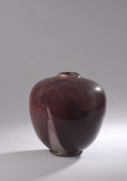 null Michel LANOS (1926-2005)

Vase en céramique émaillée sang de boeuf avec marbrures

Monogramme

H...