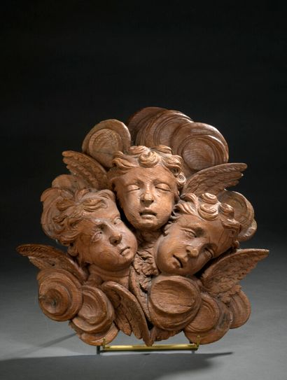 null Elément en bois sculpté à sujet de trois têtes d'ange sur fond de nuée.

XVIIème...