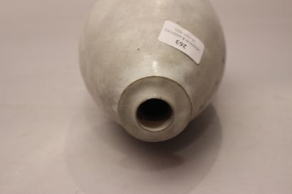 null Travail des années 60

Vase ovoïde en céramique émaillée grise

Trace de signature

H...