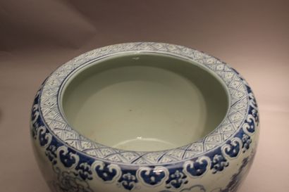 null Chine, bassin en porcelaine 

Bleu et blanc à décor des huit immortels

XX ème...
